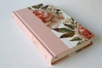 Biblia manual letra grande tapa dura en tela rosada con flores Reina Valera 1960 9781644733875 Biblia manual letra grande tapa dura en tela rosada con flores Reina Valera 1960 - 9781644733875