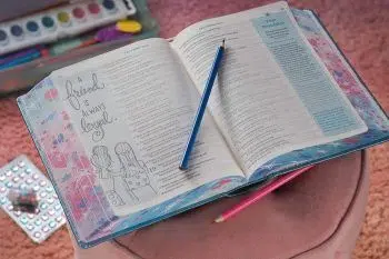 Inspire Bible for Girls Metallic Blue NLT 9781496426659 Inspire Bible for Girls Metallic Blue NLT - 9781496426659
