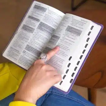 Biblia de Promesas Reina Valera 1960, Tamaño Manual, Letra Grande, Piel Especial, Índice, Lavanda 9780789925565 Biblia de Promesas Reina Valera 1960, Tamaño Manual, Letra Grande, Piel Especial, Índice, Lavanda - Imagen 4