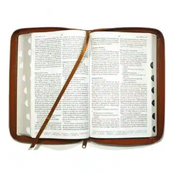 Biblia nombres de Dios Reina Valera 1960, Tamaño Manual, Letra Grande, Símil Piel, Índice, Cierre, Canela 9781644736715 Biblia nombres de Dios Reina Valera 1960, Tamaño Manual, Letra Grande, Símil Piel, Índice, Cierre, Canela - Imagen 3