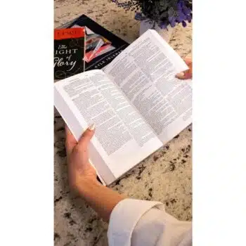 Biblia Bilingüe RVR - NKJV, Tapa Blanda, Blanco Vinotinto 9781418598068 Biblia Bilingüe RVR - NKJV, Tapa Blanda, Blanco Vinotinto - 9781418598068