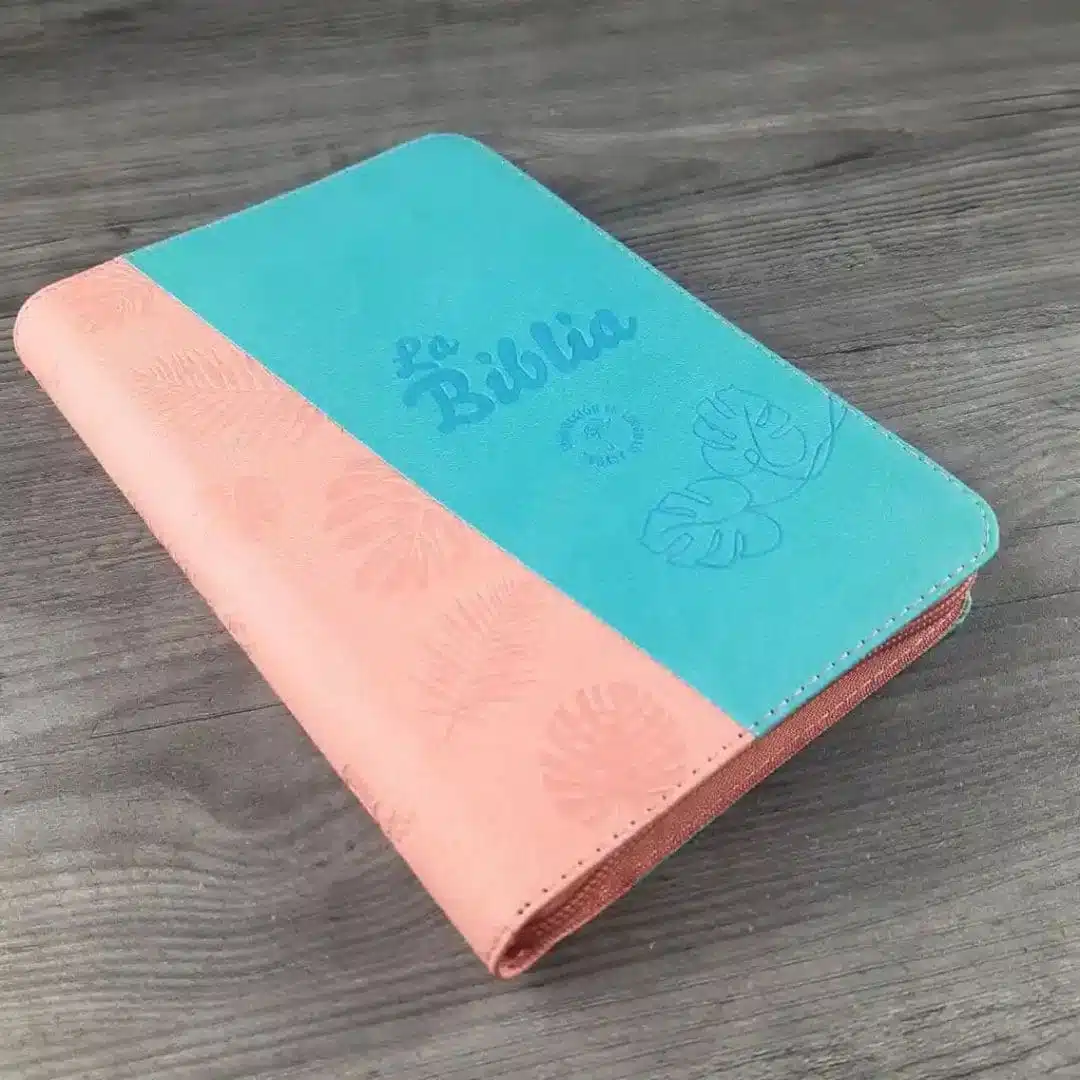 Biblia TLA, Tipo Agenda, Letra Grande, Símil Piel, Cierre, Bicolor Verde Rosa 9789587459616 Biblia TLA, Tipo Agenda, Letra Grande, Símil Piel, Cierre, Bicolor Verde Rosa - Imagen 2