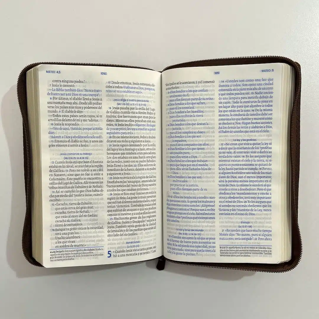 Biblia TLA, Tipo Agenda, Letra Grande, Símil Piel, Cierre, Café 9789587459630 Biblia TLA, Tipo Agenda, Letra Grande, Símil Piel, Cierre, Café - Imagen 3