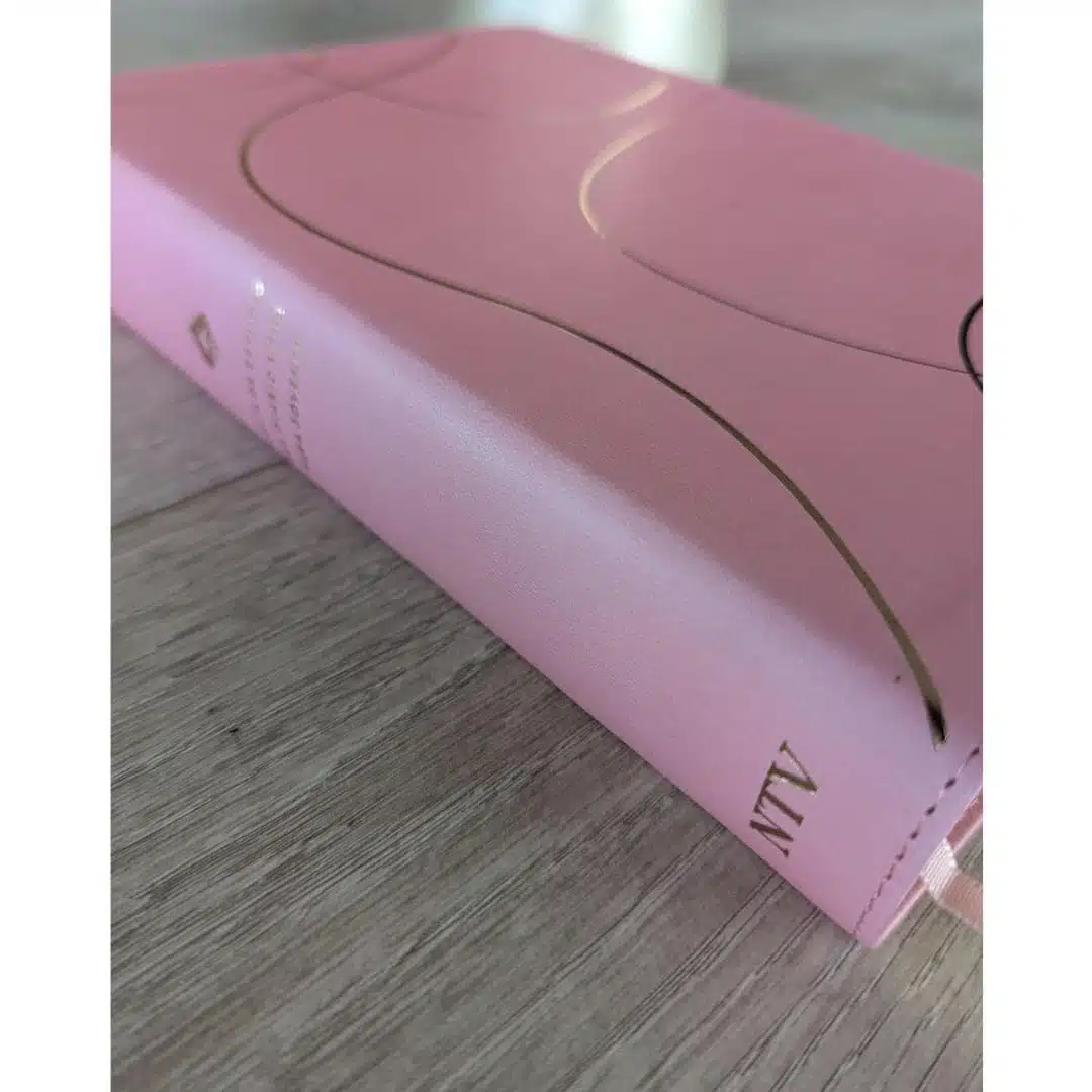 Biblia de estudio Diario Vivir para jóvenes NTV, Sentipiel, Rosada 9781496429902 Biblia de estudio Diario Vivir para jóvenes NTV, Sentipiel, Rosada - Imagen 5