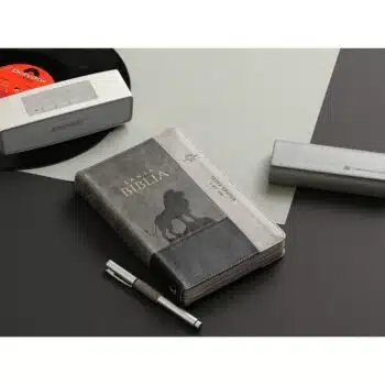 Biblia Reina Valera 1960, Tamaño Manual, Letra Grande, Símil Piel, Índice, Cierre, León Negro Gris 9798885168861 Biblia Reina Valera 1960, Tamaño Manual, Letra Grande, Símil Piel, Índice, Cierre, León Negro Gris - 9798885168861