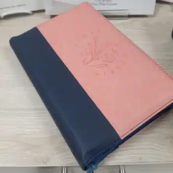 Biblia Económica Reina Valera 1960, Letra Grande, Símil Piel, Cierre, Rosado Azul 9789587458763 Biblia Económica Reina Valera 1960, Letra Grande, Símil Piel, Cierre, Rosado Azul - 9789587458763