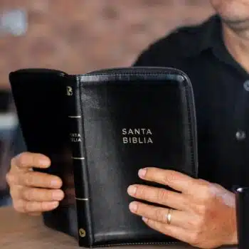 Biblia Ultrafina NBLA, Letra Grande, Piel, Cierre, Negro 9780829774245 Biblia Ultrafina NBLA, Letra Grande, Piel, Cierre, Negro - 9780829774245