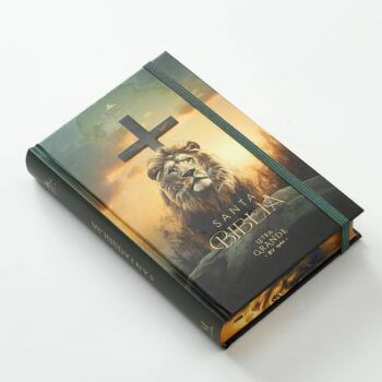Alternative view of Biblia Reina Valera 1960, Tamaño Manual, Letra Grande, Tapa Dura con Elástico, León y Cruz