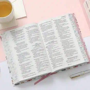 Biblia Reina Valera 1960, Letra Grande, Tapa Dura con Elastico, Blanco, Flores, Canto pintado 9798893843491 Biblia Reina Valera 1960, Letra Grande, Tapa Dura con Elastico, Blanco, Flores, Canto pintado - 9798893843491