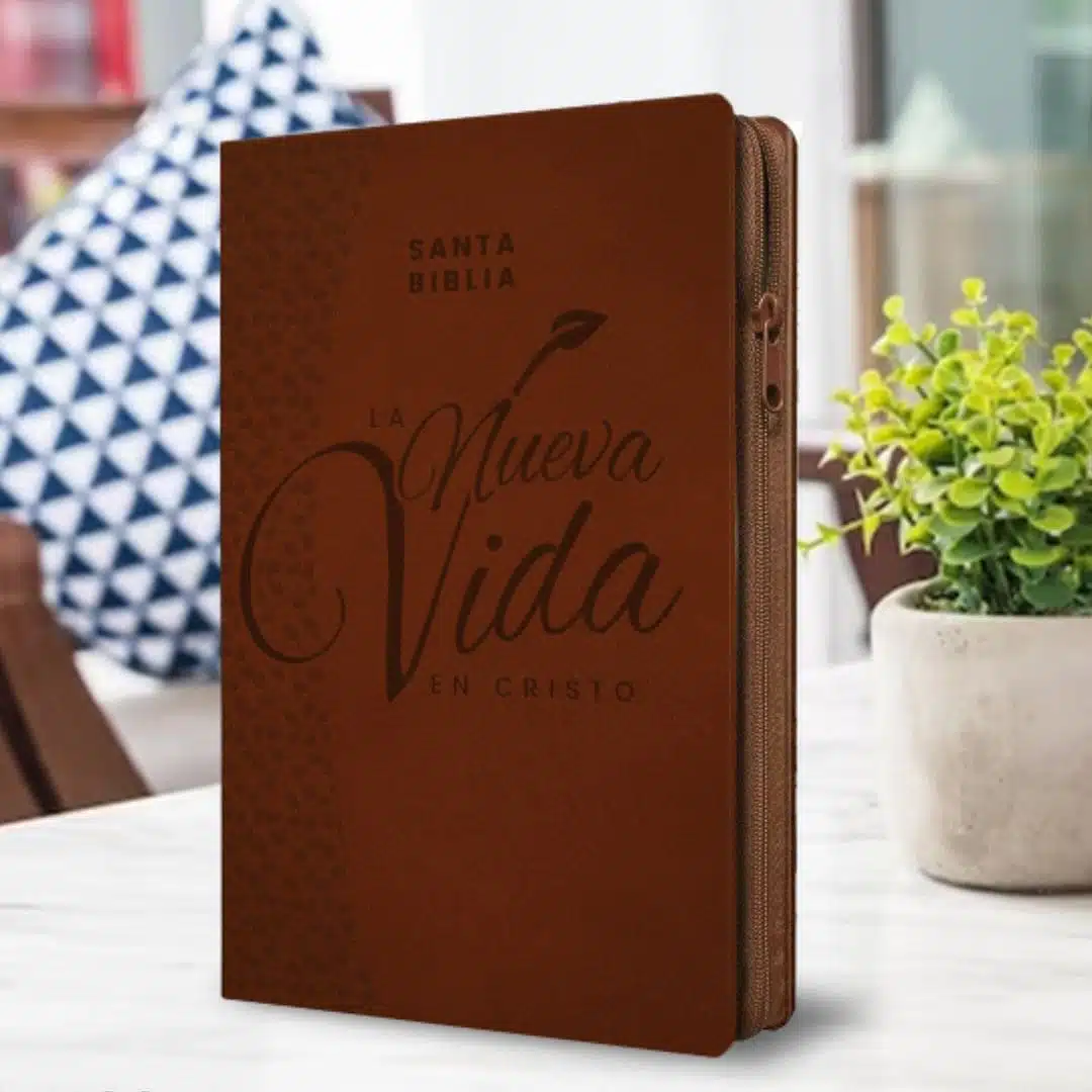 Biblia Económica, La Nueva Vida en Cristo, NVI, Símil Piel, Cierre, Café 9781646912759 Biblia Económica, La Nueva Vida en Cristo, NVI, Símil Piel, Cierre, Café - Imagen 3