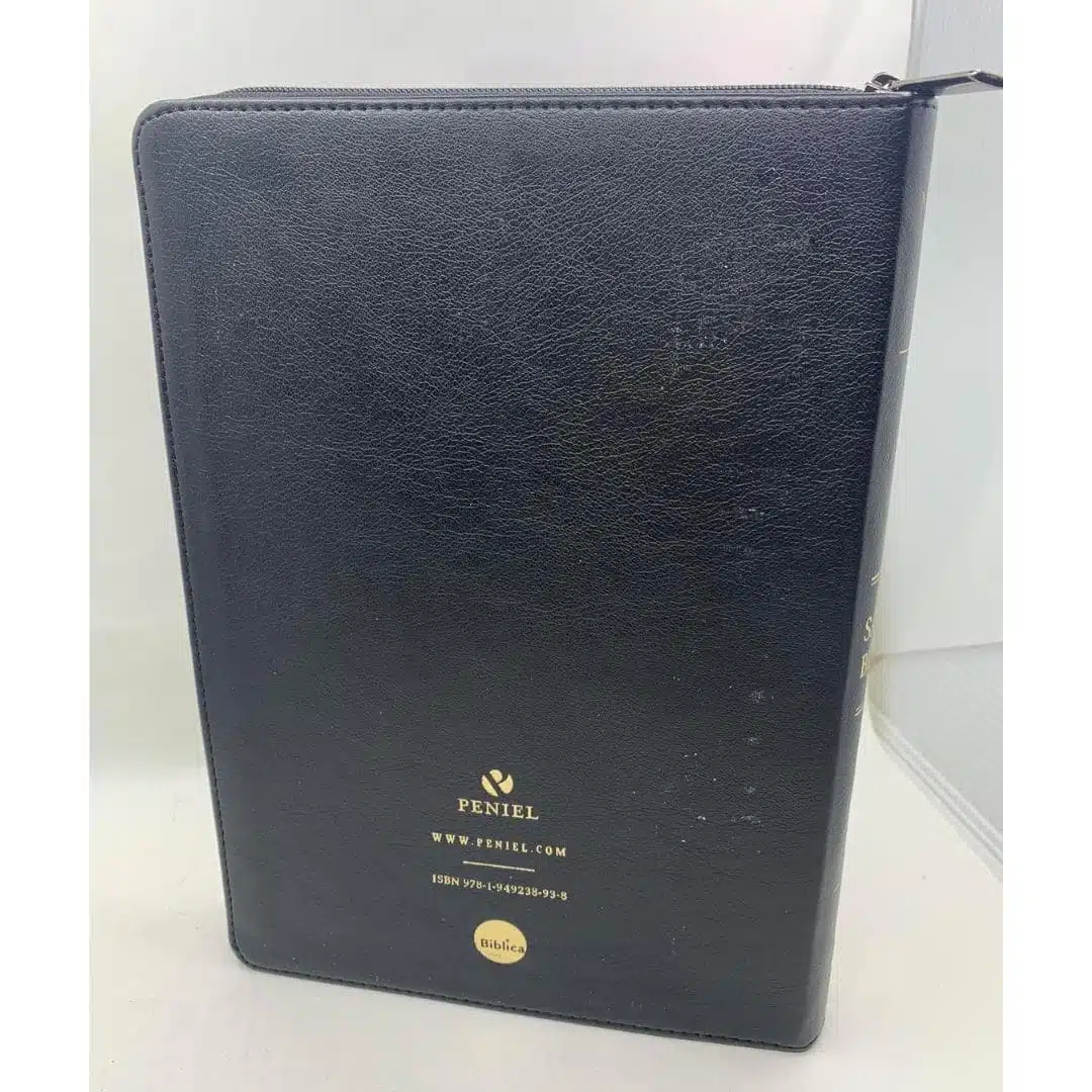 Bible NVI, Tamaño Manual, Letra Grande, Símil Piel, Cierre, Negro 9781949238938 Bible NVI, Tamaño Manual, Letra Grande, Símil Piel, Cierre, Negro - Imagen 4