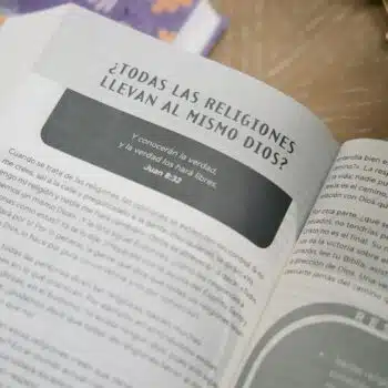 Biblia de Promesas para Mujeres Jóvenes NTV, Letra Grande, Tapa Dura, Azul 9780789929297 Biblia de Promesas para Mujeres Jóvenes NTV, Letra Grande, Tapa Dura, Azul - Imagen 5