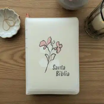 Biblia NTV, Tamaño Compacto, Letra Gigante, Símil Piel, Cierre, Blanco 9781496489692 Biblia NTV, Tamaño Compacto, Letra Gigante, Símil Piel, Cierre, Blanco - Imagen 3