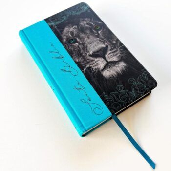 Alternative view of Biblia Reina Valera 1960, Tamaño Manual, Letra Grande, Tapa Dura en Tela, León de Judá, Azul